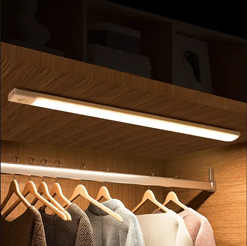 Luce ricaricabile del sensore di movimento lampada da letto LED sotto armadio luce notturna per armadio scale cucina