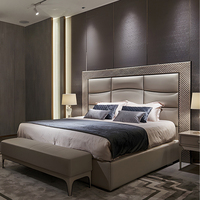 Ensemble de chambre à coucher moderne de luxe au design italien exclusif, lit double haut de gamme avec grande tête de lit king size, meubles de style doux