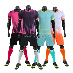 Divise da calcio personalizzate per bambini giovani abbigliamento da calcio pantaloncini traspiranti di recente design personalizzato Logo con nome di calcio alto - Product Image 1