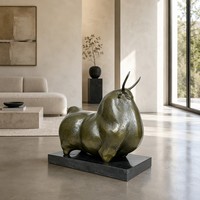 Statue de taureau en bronze moderne sur mesure sur socle en marbre - Finition vert-brun, entièrement adaptée aux spécifications, sculpture en bronze