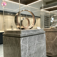 Socle en marbre artisanal avec vitrine en verre, support en pierre naturelle pour sculpture, enclos en verre massif pour objets de collection