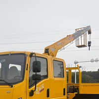 Grue de voiture avec cabine à double rangée de sièges pour 6 personnes, caisse de chargement de 2,6 m, hauteur de levage de 5 m, moteur à couple de levage de 440 Nm