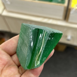 Pierre brute de tsavorite verte YAG créée en laboratoire, grenat synthétique d'yttrium et d'aluminium, matière première pour la fabrication de bijoux - Product Image 2