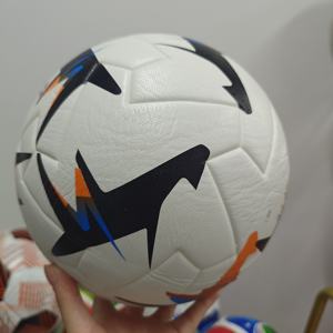 Balón de Fútbol de Entrenamiento Premium Talla 5 con Superficie de PU Antideslizante para Todo Tipo de Clima para Prácticas de Equipo - Product Image 1