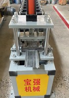 Machine de formage de profilés pour volets roulants de garage et portes industrielles