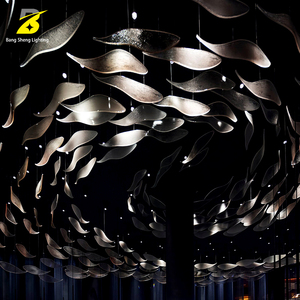 Grande composition LED suspendue en forme de poisson - Décoration de plafond sculpturale artisanale pour restaurants et halls commerciaux - Product Image 3