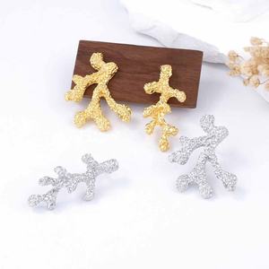 Boucles d'oreilles asymétriques créatives haut de gamme pour femmes, motif floral en or et diamants corail, luxe accessible, style marin simple pour les fêtes - Product Image 2