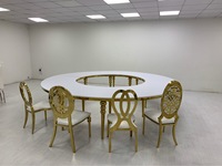 Combinaison gratuite de chaises de table à manger en métal doré avec dessus en verre pour décoration de planification d'événements de mariage d'école d'appartement