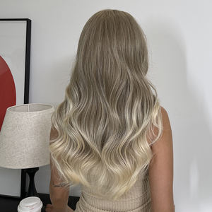 Mujeres gris <span class=keywords><strong>Rubio</strong></span> pelo largo y rizado con flequillo conjunto de <span class=keywords><strong>cabello</strong></span> Peluca de onda grande Lacy fibra química alta temperatura conjunto de cabeza de seda peluca - Product Image 2