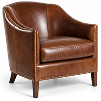 Fauteuil lounge en cuir marron de designer avec accents cloutés en laiton, accoudoirs larges et rembourrage élégant pour salons haut de gamme