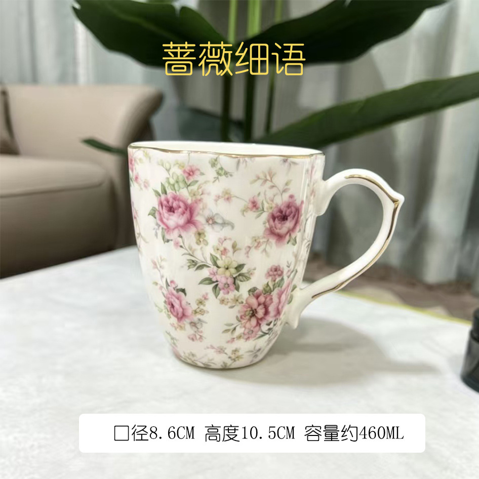 Tazza di zucca con sussurro di rosa