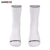 Chaussettes de cyclisme aérodynamiques blanches élastiques à logo personnalisé Darevie, chaussettes de sport professionnelles Meias Para Ciclismo