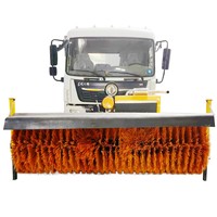 Déneigeuse robuste avec ensemble d'essieux renforcés et pneus haute performance pour une traction sur surfaces glacées
