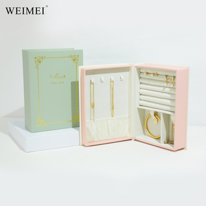 Caja de Joyería Magnética WEIMEI Estilo Libro Mágico, Forro de Gamuza Verde y Rosa para Organizar Anillos y Aretes - Product Image 1