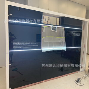 Impresión de pantallas en pared para salas de exposiciones y bibliotecas con servicios de diseño de logotipos y acabado de superficies - Product Image 2