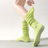 Chaussettes de yoga longues plissées antidérapantes avec options multicolores et silicone intégral sur la paume. Convient pour le Pilates.