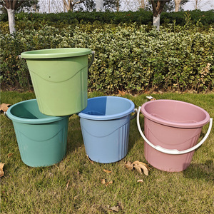 ถังน้ำพลาสติกทรงกลมมีหูจับหลากสีสำหรับใช้ในบ้านและนอกบ้าน - Product Image 1