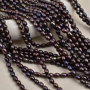 חרוזי פנינה בצורת אורז שחור בגודל 3-4 מ\\\"מ בצבע ירוק טווס, חרוזי אורז שחור, פניני מים מתוקים טבעיות, ז'וג'י לתכשיטים, חרוזים בתפזורת - Product Image 4