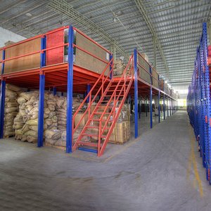 Многоуровневая стальная платформа-мезонин для складирования грузов с индивидуальной конфигурацией, стеллажами и полками - Product Image 6