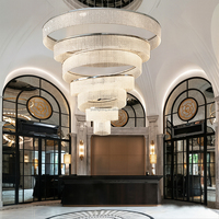 Lustre en cristal en spirale de luxe personnalisé pour hôtel, luminaire suspendu vertical multi-anneaux pour hôtel, villa, hall d'entrée, escalier