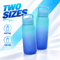Bouteille shaker en plastique couleur personnalisée 700 ml, mélangeur de protéines avec filtre et poignée, anti-fuite, fabrication OEM