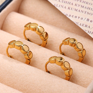 ต่างหูแบบห่วง ทรงเรขาคณิต สีทอง ดีไซน์ไม่สม่ำเสมอ เหล็กไทเทเนียม เครื่องประดับแฟชั่นสตรี สไตล์ยุโรปอเมริกัน - Product Image 1