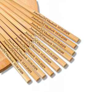 Palillos de Madera Personalizados con Nombres y Fechas Grabados, Monogramas en Madera para Recuerdos de Aniversario o Boda - Product Image 1