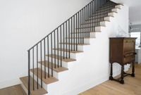 Escalier intérieur flottant, marches en bois massif, support métallique, balustrade en verre pour la rénovation de la maison