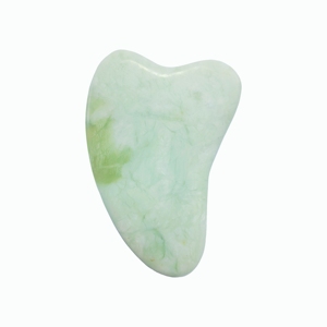 Planche de massage Gua Sha en pierre naturelle Jiacui en forme de V, couleur verte naturelle, grattoir de physiothérapie pour le visage et le corps - Product Image 2