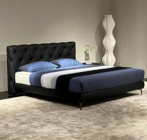 Ensemble de chambre à coucher de design italien de luxe, lit double King Size moderne avec meubles rembourrés en cuir de luxe, style italien dernier cri - Product Image 1