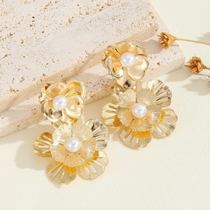 Boucles d'oreilles en perles et fleurs tridimensionnelles rétro, style européen et américain, dorées, de la boutique Jingciren. - Product Image 2