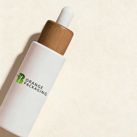 Flacon compte-gouttes en verre blanc mat avec bouchon en bambou naturel pour emballage de sérum, fournisseur de contenants cosmétiques personnalisés