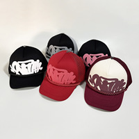 Gorra Trucker de 5 Paneles de Espuma y Malla, con Letras de Grafiti Moradas y Estampado 3D en Relieve, Transpirable/Impermeable, con Cierre de Doble Hebilla, Estilo Béisbol
