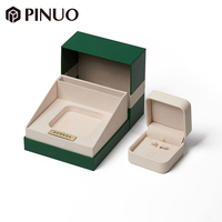 Coffret cadeau de bijoux PINUO, boîte à bagues en cuir PU vert foncé, insert en velours crème, plaque personnalisée avec logo, emballage de mariage