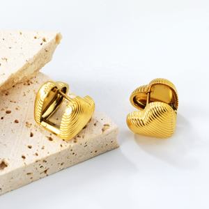 Modernos Pendientes de Aro de Acero Inoxidable para Mujer con Textura a Rayas y Doble Corazón, Resistentes al Agua, Chapados en Oro de 18K - Product Image 4