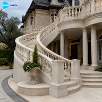 Escalier courbé en marbre blanc avec rampes, escaliers imposants polis et durables pour hôtel de luxe, villa, hall et intérieur de maison de maître