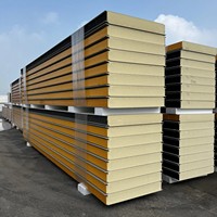Systèmes de toiture et de paroi en panneaux isolants métalliques modernes pour bâtiments industriels, hangars et entrepôts, avec âme en PU, ignifuges et imperméables