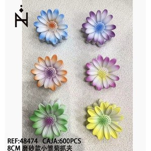 Fermaglio per capelli Daisy Claw Clip 8 cm opaco per donne e ragazze, accessorio floreale per capelli - Product Image 1