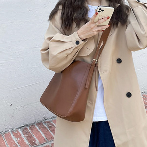 กระเป๋าสะพายข้างผู้หญิงสีน้ำตาลความจุขนาดใหญ่พร้อมตัวล็อคแม่เหล็กสำหรับใช้ในชีวิตประจำวัน - Product Image 1