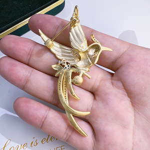 Broche Clásico de Flor de Pecho con Cera de Miel Mate y Chapado en Oro, con Diseño de Fénix y Ave del Paraíso, para Hombre y Mujer, con Perlas Naturales Blancas de 8-9mm - Product Image 2