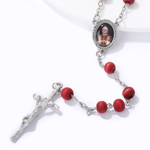 Chapelet catholique avec image du pape et croix perles en bois rouges chapelet de prière religieux parfait pour la prière de sacrement de baptême - Product Image 4