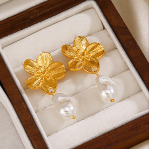 Boucles d'oreilles pendantes géométriques tendance en alliage d'acier inoxydable, style rétro français, avec perle et petit charme plaqué or 18 carats pour femme - Product Image 4