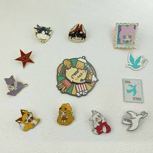 Broche personnalisée en émail dur 3D, motif vêtements, pailletée, mignonne, Kawaii, <span class=keywords><strong>dessin</strong></span> <span class=keywords><strong>animé</strong></span>, anime - Product Image 2