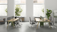 Poste de travail modulaire moderne pour 8 personnes avec écrans d'intimité en feutre acoustique et pieds en métal en forme de A pour plans ouverts et collaboration