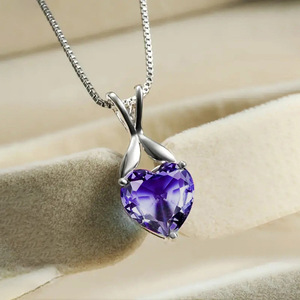 Ciondolo a Cuore in Cristallo Viola con Montatura a Griffe in Argento 925, Gioiello Romantico da Donna per Uso Quotidiano - Product Image 1