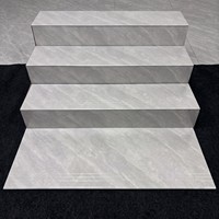Carreaux d'escalier en porcelaine gris clair antidérapants, marches rectangulaires brillantes à veinage marbré pour escalier intérieur, vente en gros