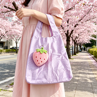 Sac de courses réutilisable personnalisé avec un porte-clés en peluche fraise mignon et un sac de courses pliable