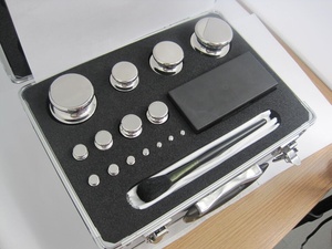 أوزان اختبار معتمدة من فئة 1 من OIML F1 مع وزن مختبري تحليلي معاور من الفولاذ المقاوم للصدأ - Product Image 4