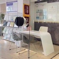 Yaratıcı Ofis Masası Şık Güzellik Danışma Masası Medikal-estetik Danışma Masası Avrupa-Amerikan Minimalist Modern Beyaz