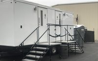 Remorque Sanitaire Mobile de Luxe à 5 Stations en Acier Inoxydable avec Options Personnalisables pour Événements en Appartement